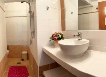 Studio-5-Bathroom